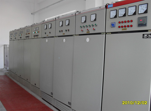 變頻控制柜、軟啟動控制柜、低壓開關(guān)柜、非標(biāo)控制柜、操作臺